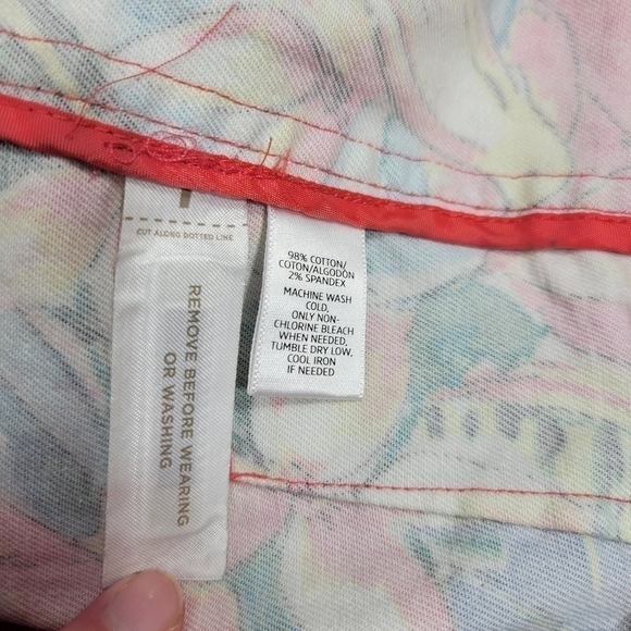 Loft Denim Pencil Skirt with a Floral Print in a Women's Size 0 - Picture 6 of 10